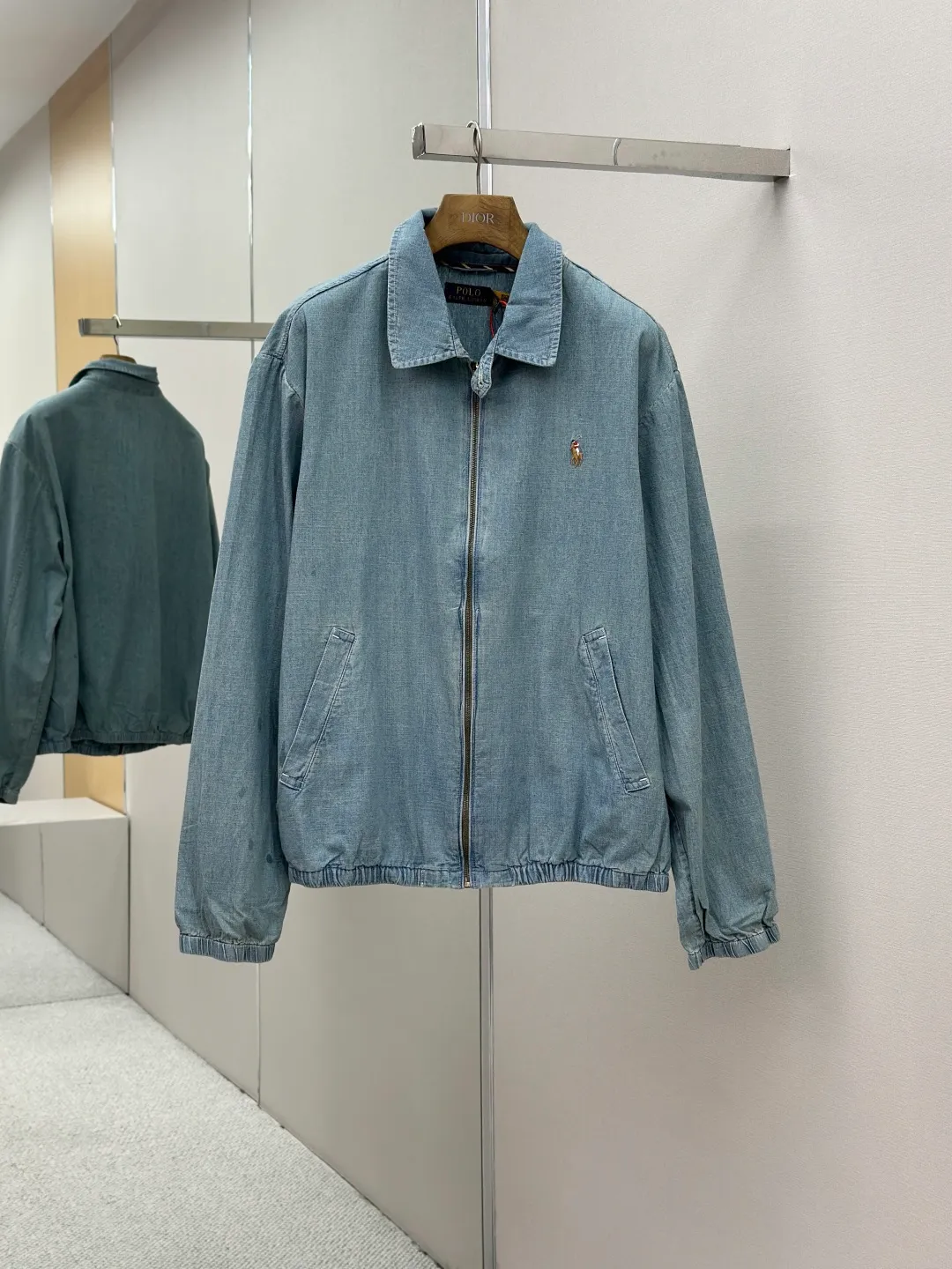 P490 Ralph Lauren colorful embroidered denim jacket. Custom dyed cloud-like plain cotton denim. Soft and silky. Comfortable and close to the skin. Mist-like indigo. A denim poem dyed with time. The exquisite colorful pony logo on the left chest jumps into indigo. It is highly recognizable. It brings an atmosphere of freedom and vitality. A symphony of pure and smart colors. The neckline is neatly folded. The details that are captured at a glance are critical. Reconstruct the classic with a neat version. Even walking with a designed sense of calmness. Process 1: Using imported machine embroidery technology, using advanced computer control systems and precision mechanical components to achieve colorful pony embroidery operations with high precision and smooth and delicate lines. Process 2: Template machine bag opening. The preset template guides the position, shape and size of the bag opening. The accuracy ensures the quality of the bag opening effect. Process 3: The hem is made in one go using a three-needle waist-drawing machine. The machine's special needle position and feeding mechanism are used. The elastic band and the fabric are sewn together in the same process. The three-needle design is stronger and can evenly distribute pressure to ensure that the elastic band and the fabric are closely adhered. Process 4: Use the washing and frying process. Prioritize the special desizing agent. Then soak the fabric in it and evenly starch it. After desizing, finally rinse. The workmanship is extremely complex and the loss is high. Accessories: Customized Ralph Lauren engraved buckle. Customized Ralph Lauren bronze zipper. Customized Ralph Lauren trademark. Version: Fitted fit Sizes: S M L XL